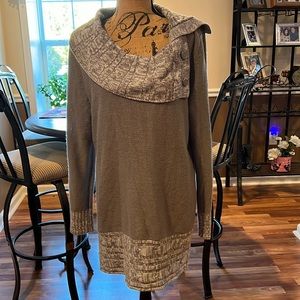 Size XL grey sweater with accents